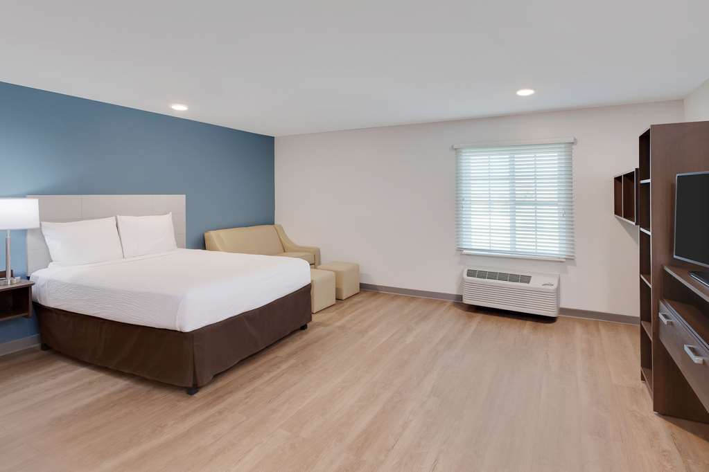 WOODSPRING SUITES BAKERSFIELD EAST-guestroom-Guest Room,On-Site.jpg