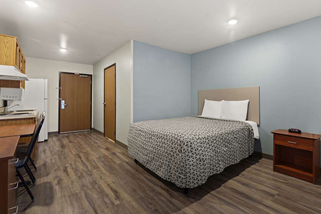 WOODSPRING SUITES MACON NORTH I-75-guestroom-Guest Room,On-Site.jpg