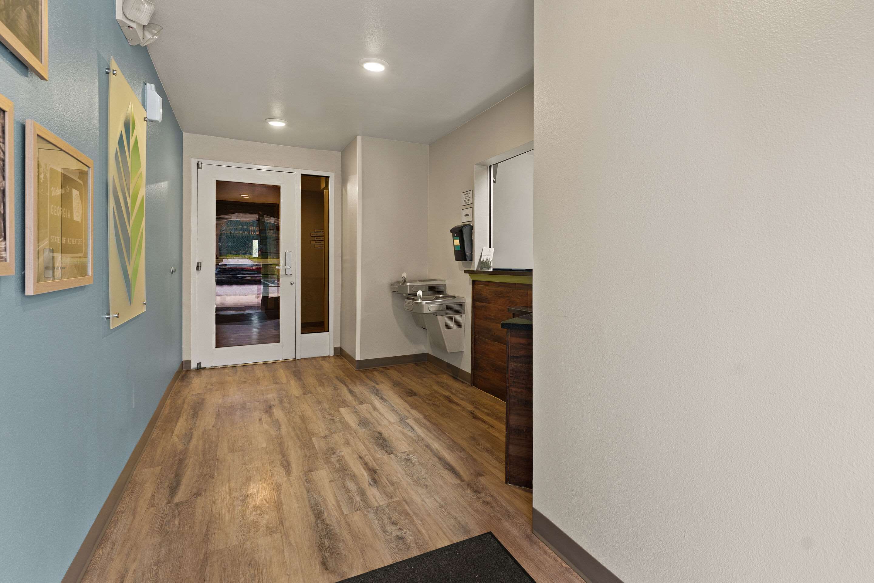 Front desk | WoodSpring Suites Macon North I-75