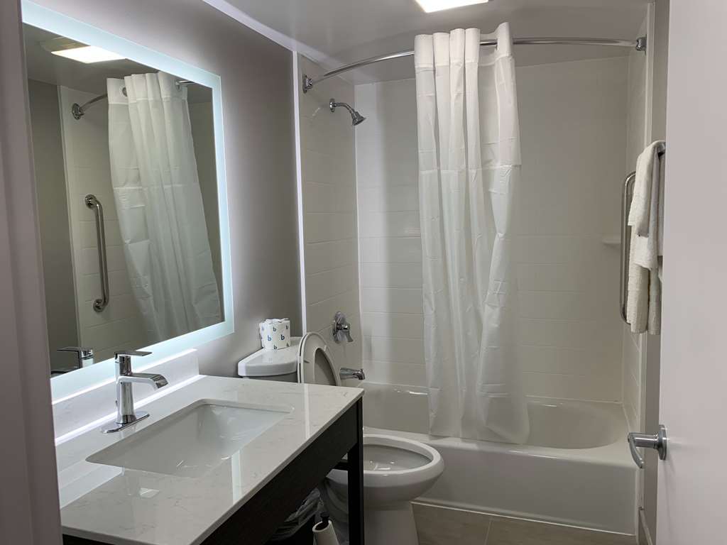 MOTEL 6 ROCKFORD, IL-guestroom-Guest Room,Bathroom,On-Site.jpg
