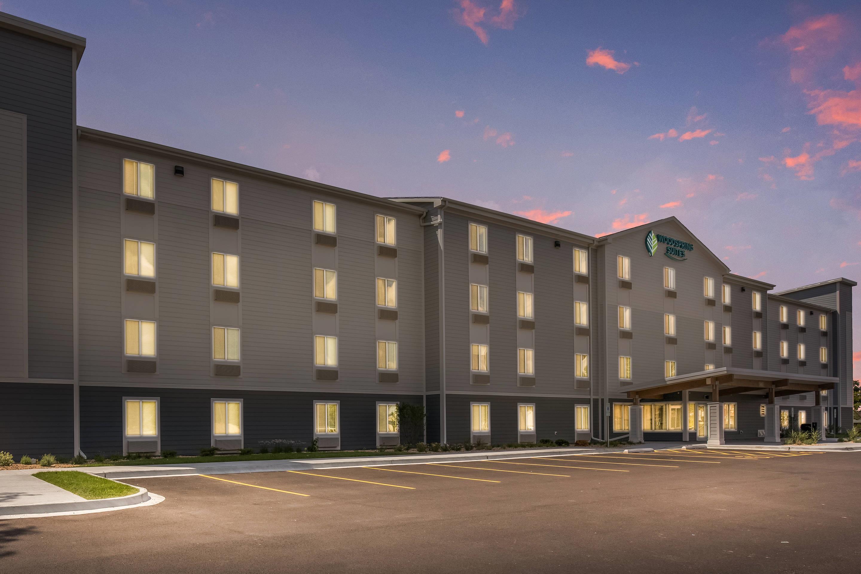 Hotel at Night | WoodSpring Suites Chicago Midway