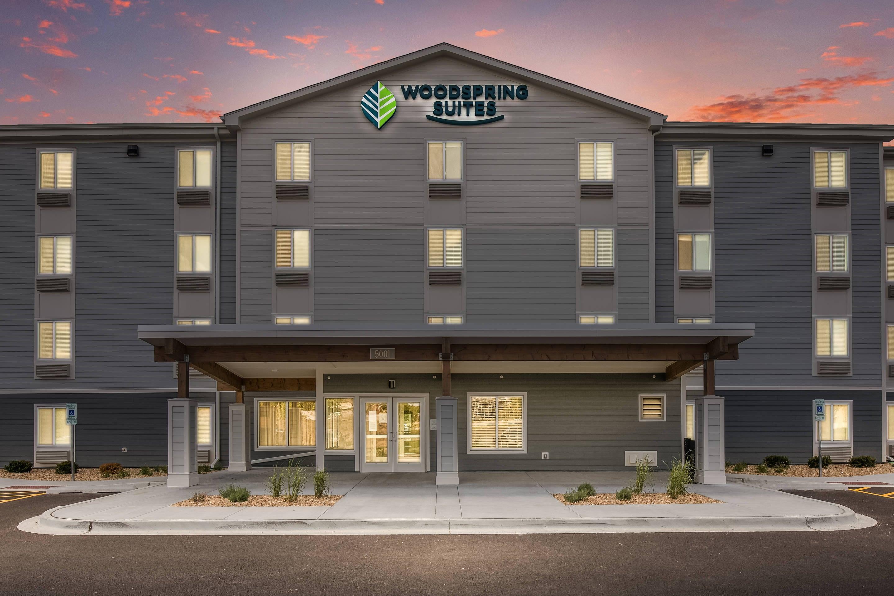 Hotel at Night | WoodSpring Suites Chicago Midway