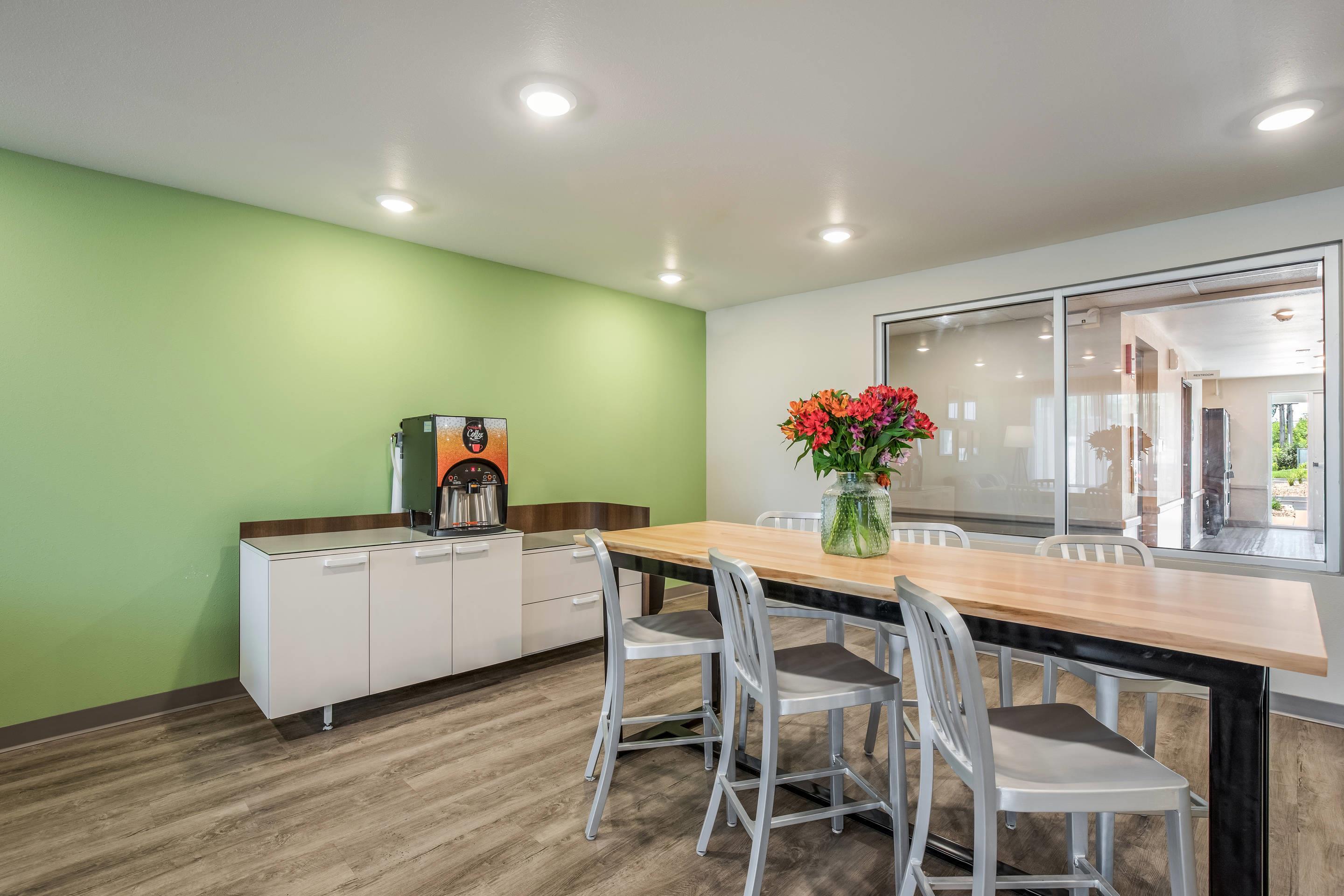 Hotel lobby | WoodSpring Suites Chicago Midway