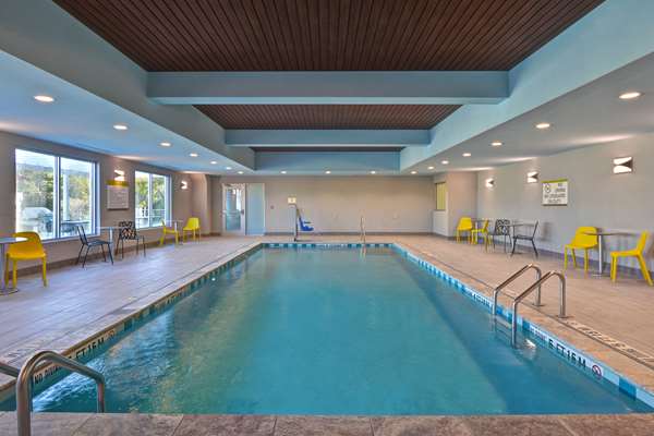 Pool - Home2 Suites by Hilton Midtown Savannah