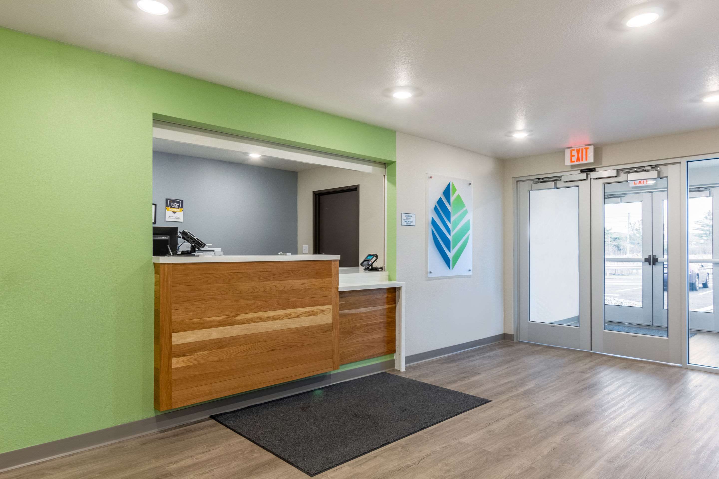 Hotel lobby | WoodSpring Suites Indianapolis Castleton