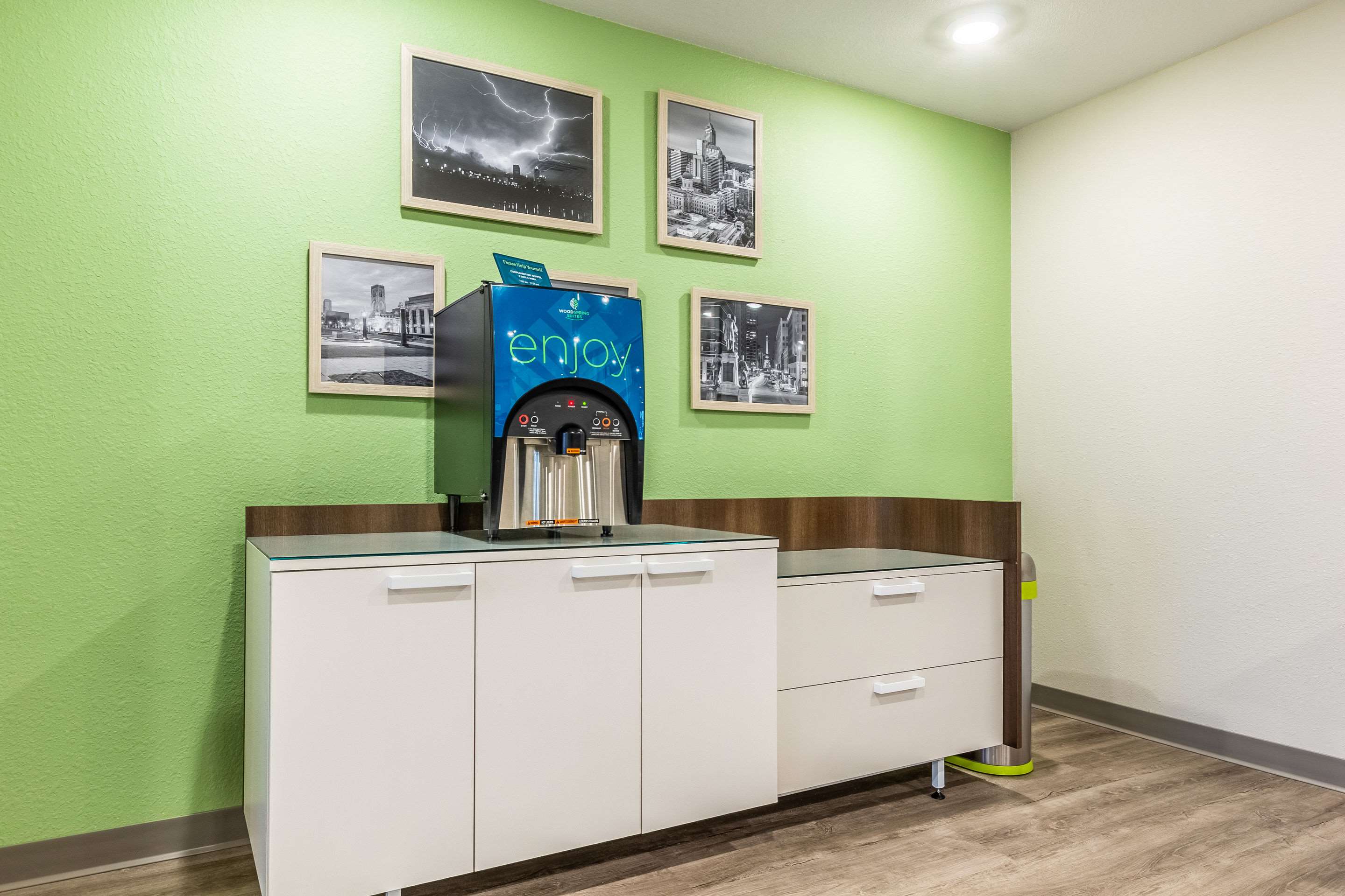 Hotel lobby | WoodSpring Suites Indianapolis Castleton