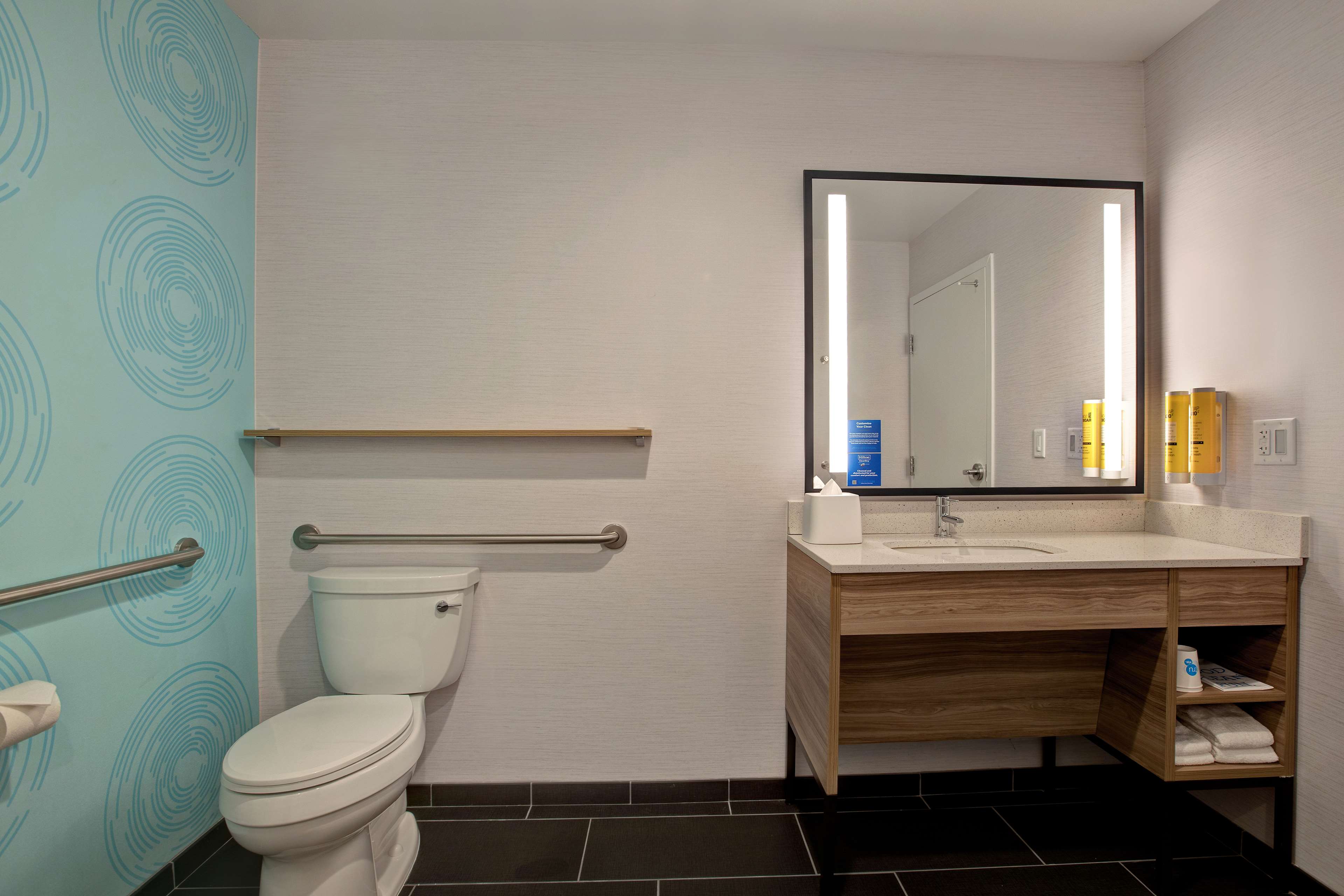 Tru by Hilton Manassas Room Type - 2 QUEEN ACCESSIBLE TUB
