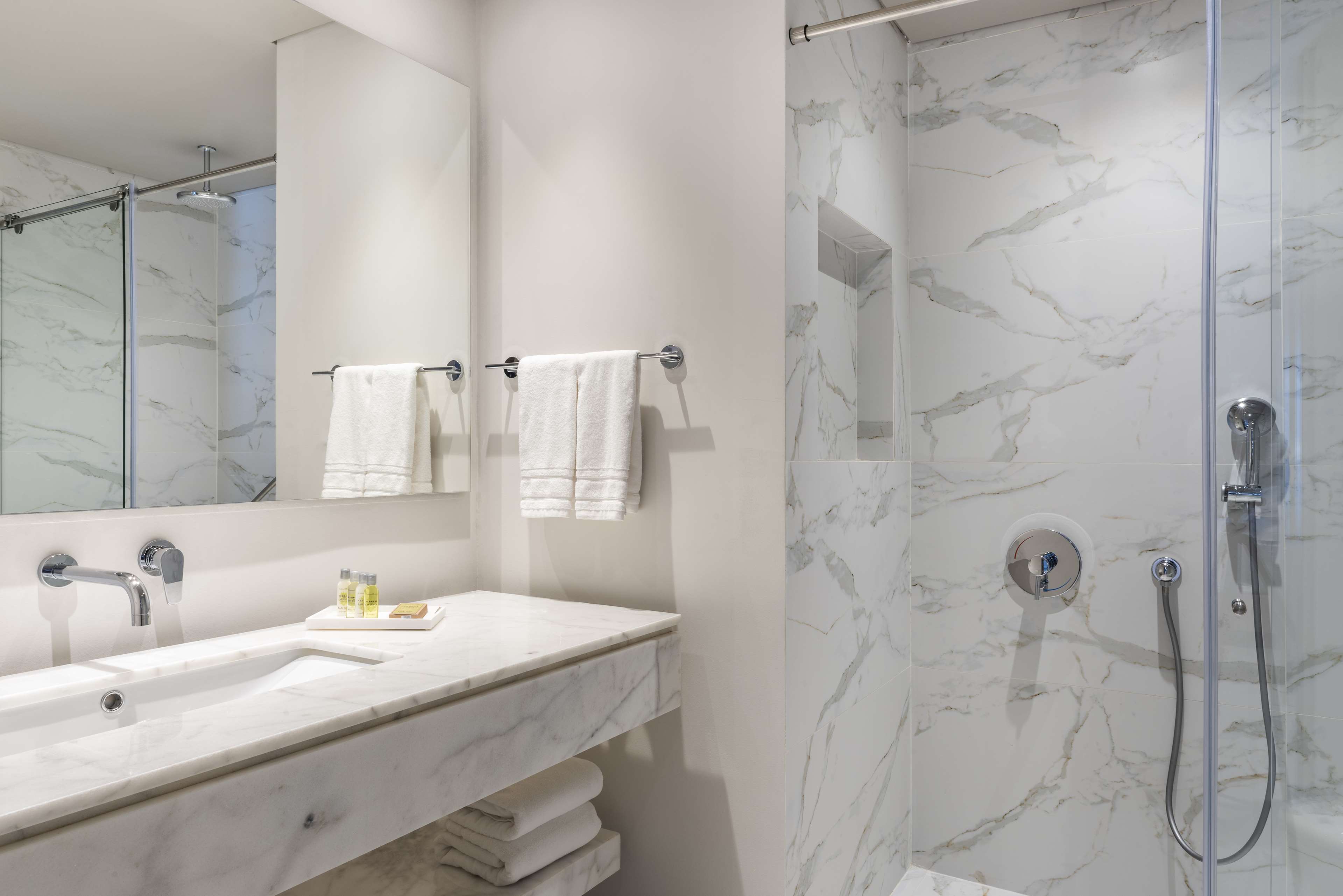Hilton Santa Marta Room Type - KG DLX CITY VW SOFA BD