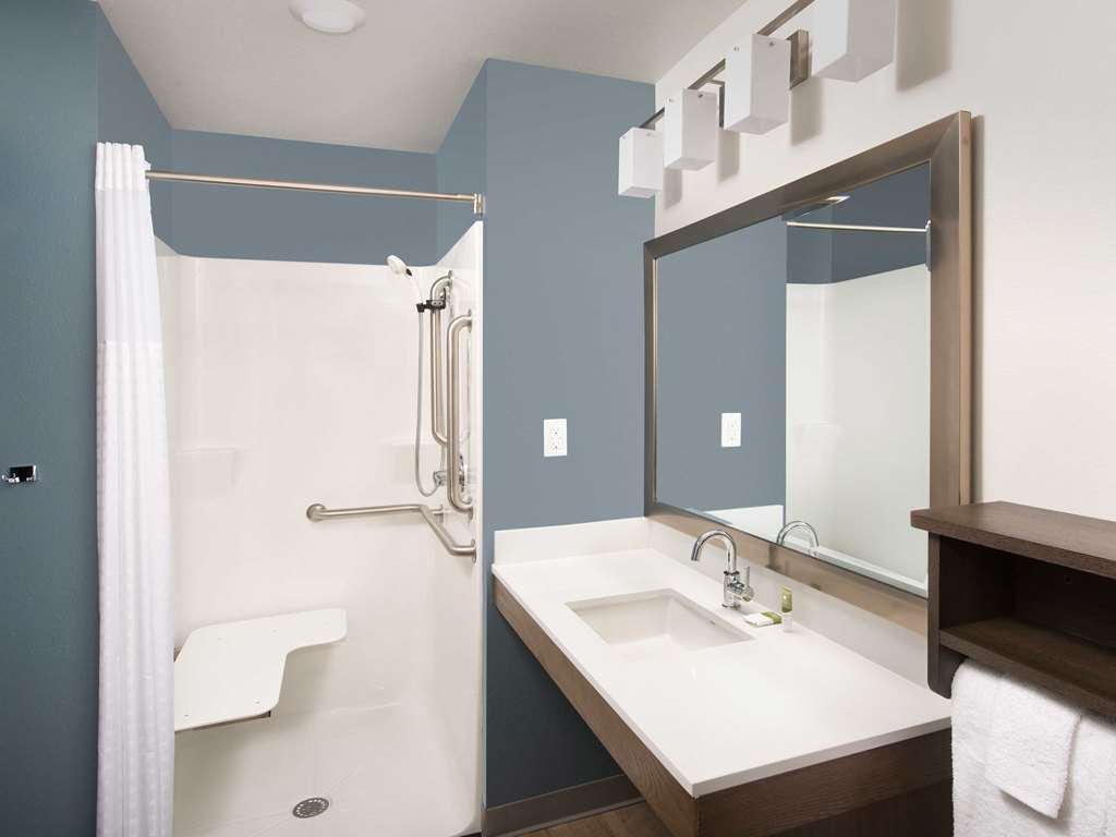 WOODSPRING SUITES FARGO NORTH NEAR-guestroom-Guest Room,Bathroom,On-Site.jpg