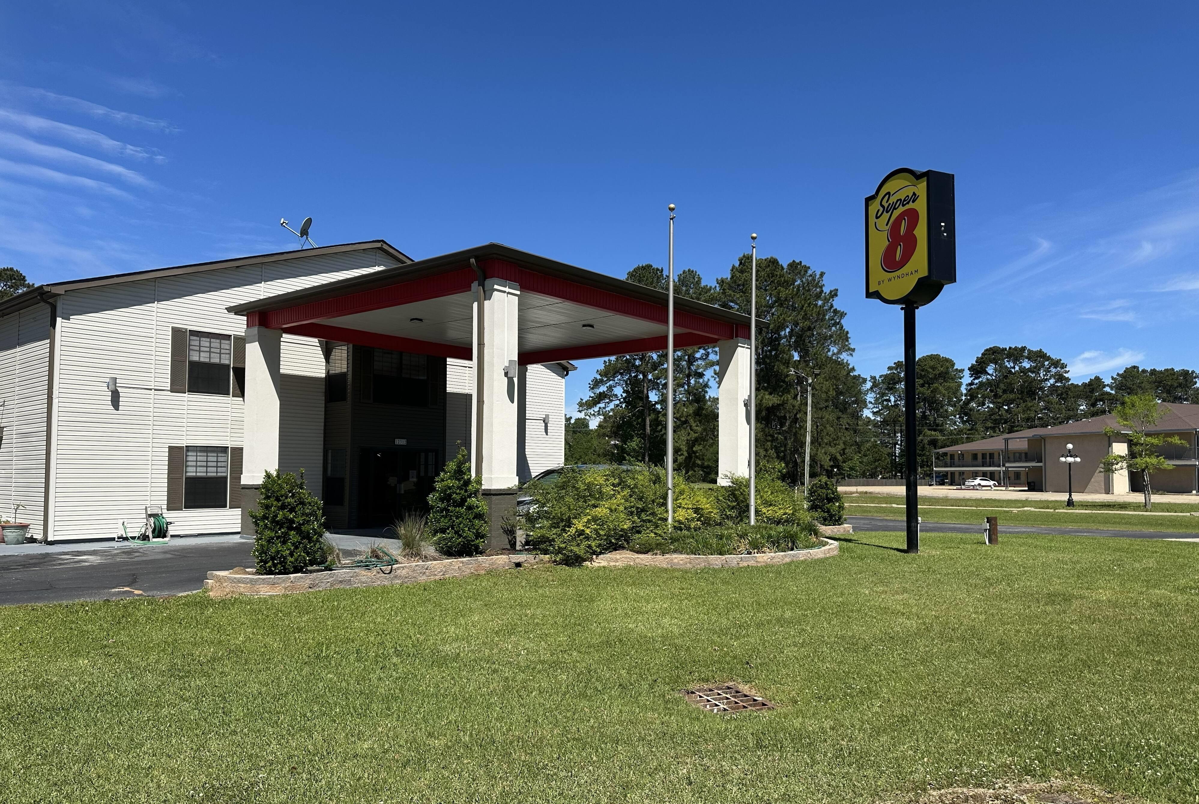 Exterior | Super 8 by Wyndham Kinder/Coushatta near Casino