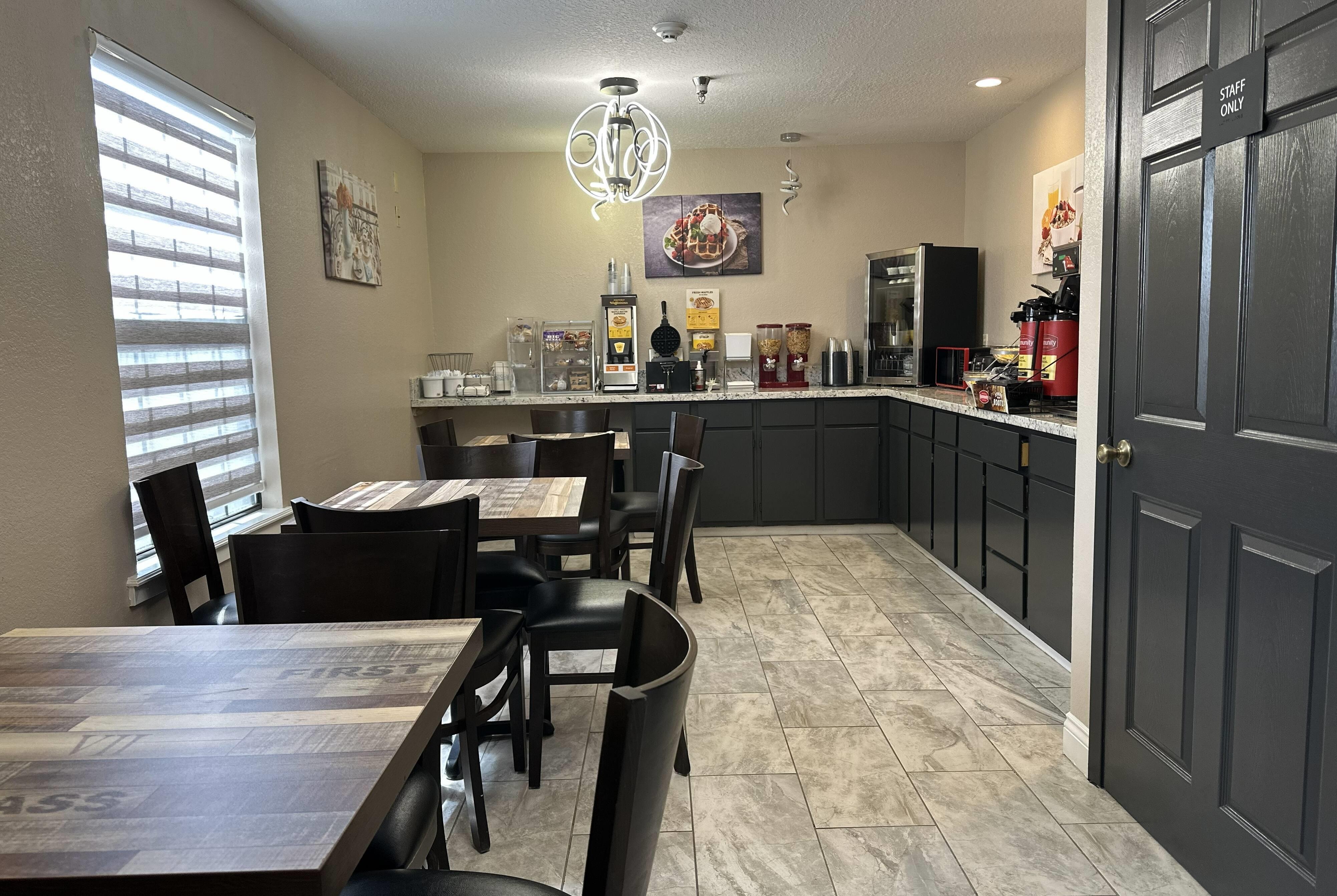 Breakfast Area | Super 8 by Wyndham Kinder/Coushatta near Casino
