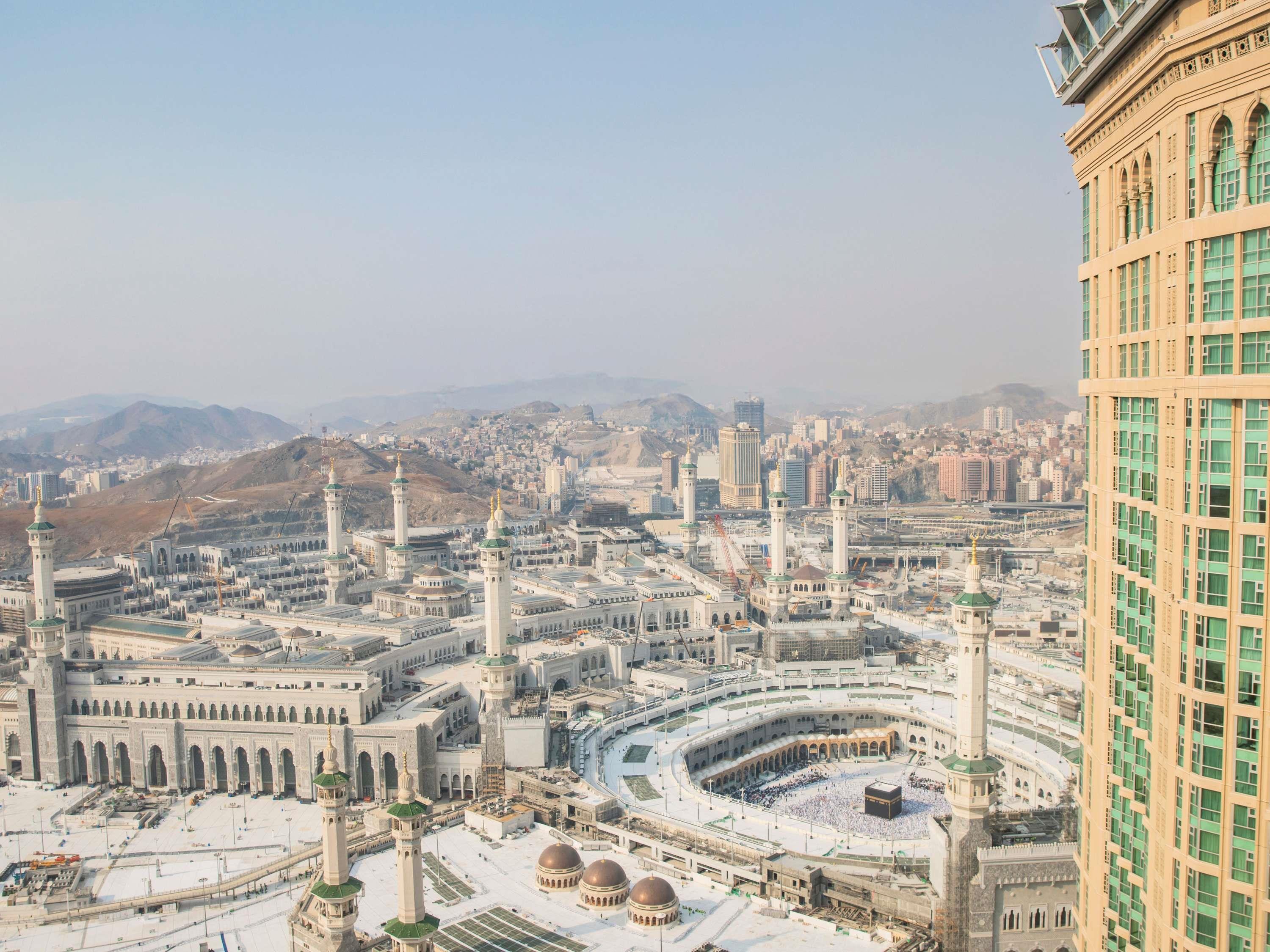 Swissotel Al Maqam - Tap to explore photos