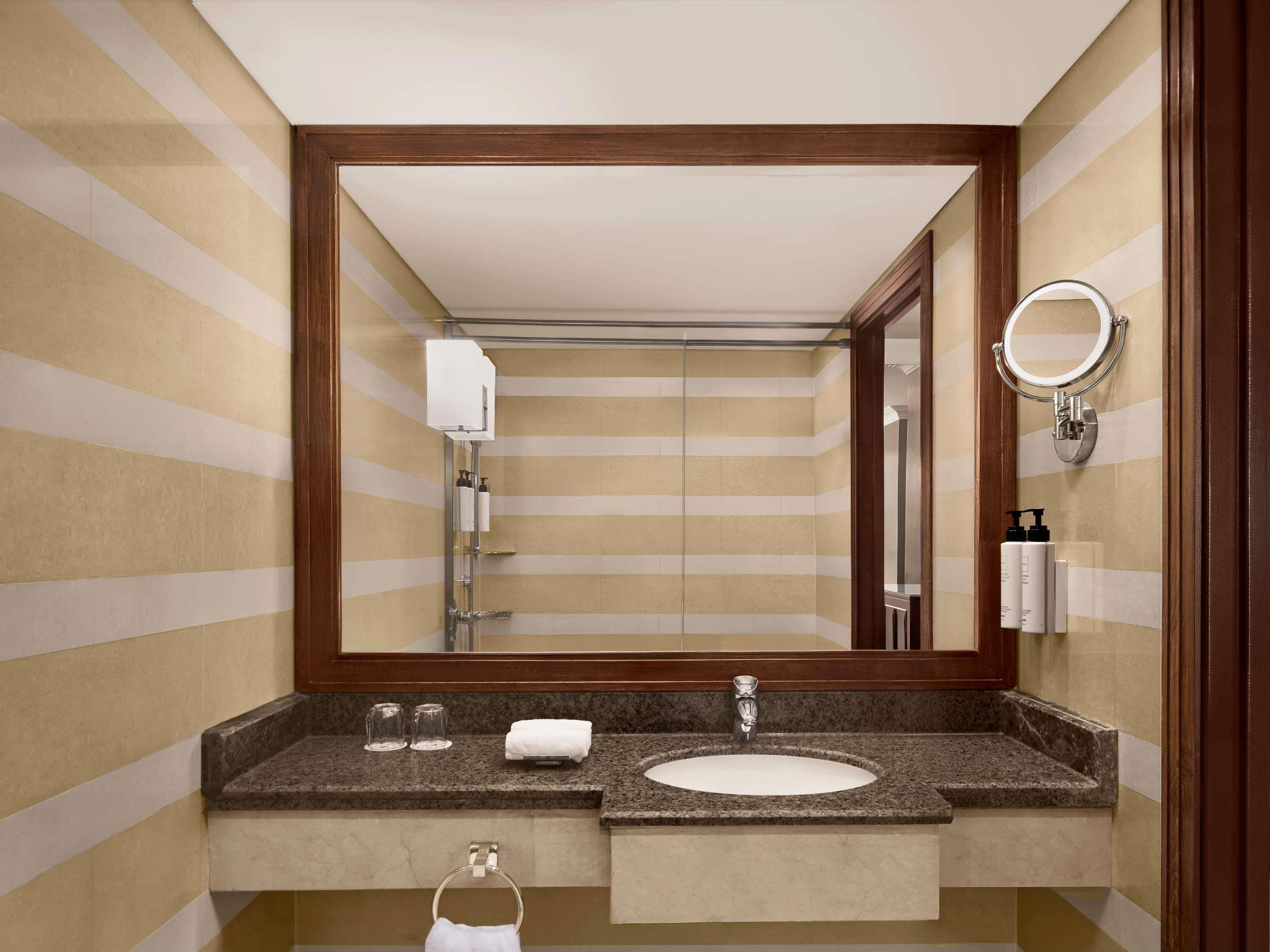 Swissotel Al Maqam Room Type - Classic Room Twin Partial Kaaba View
