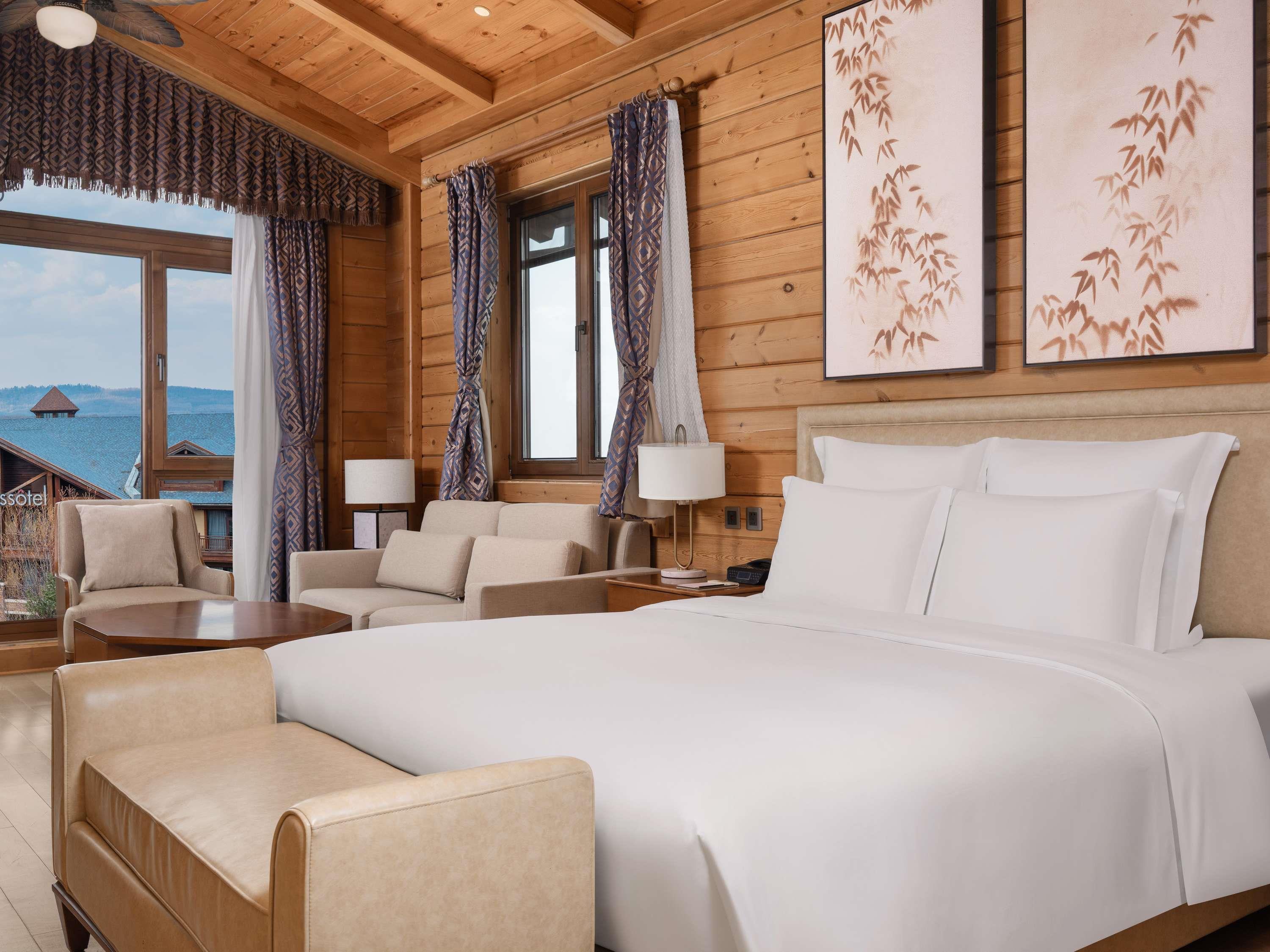 Swissotel Resort Changbaishan Room Type - Swiss Select in Villa Area with 1 King Size Bed, Mountain View