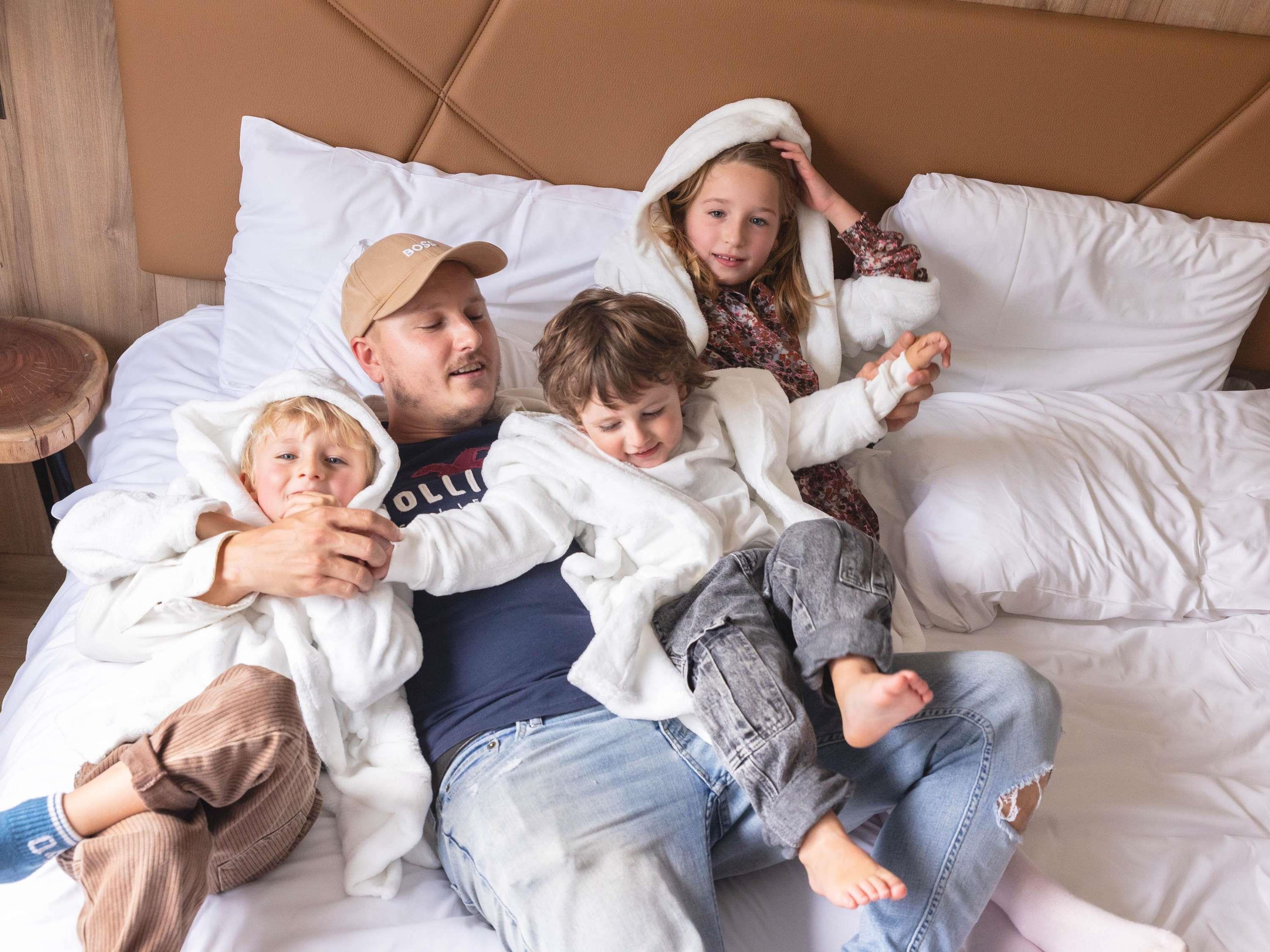 Mercure Han Sur Lesse Room Type - Family Suite, 1 kingsize bed and 1 bunk bed for 2 persons