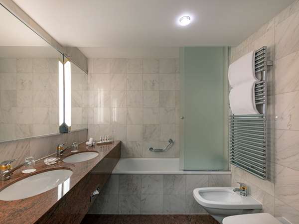 BASEL MARRIOTT HOTEL - Photo 37