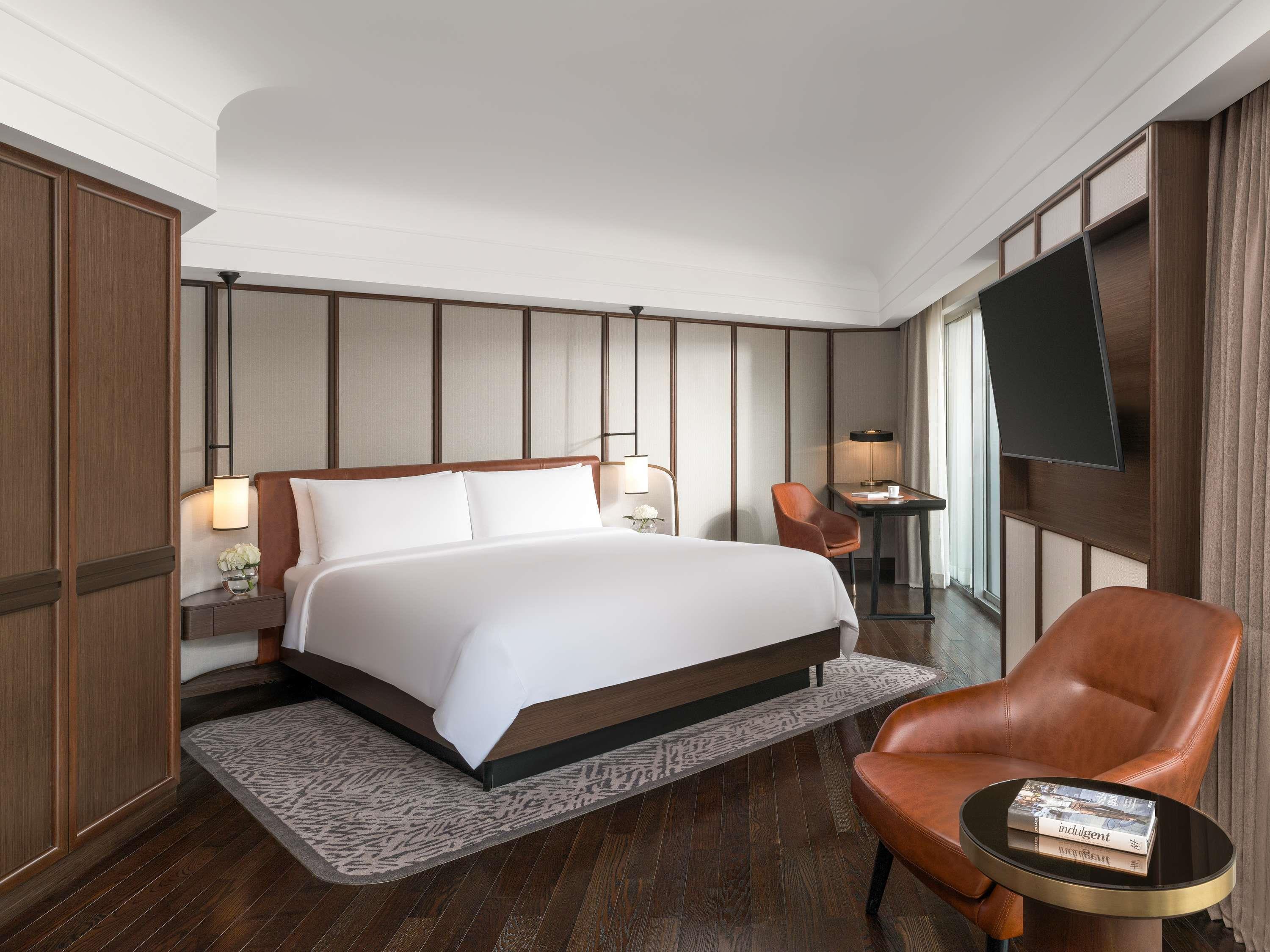 Fairmont Singapore Room Type - Signature Gold Suite, 1 King, 2 Balconies & Fairmont Gold Lounge Access Fairmont Singapore Room Type - Signature Gold Suite, 1 King, 2 Balconies & Fairmont Gold Lounge Access
