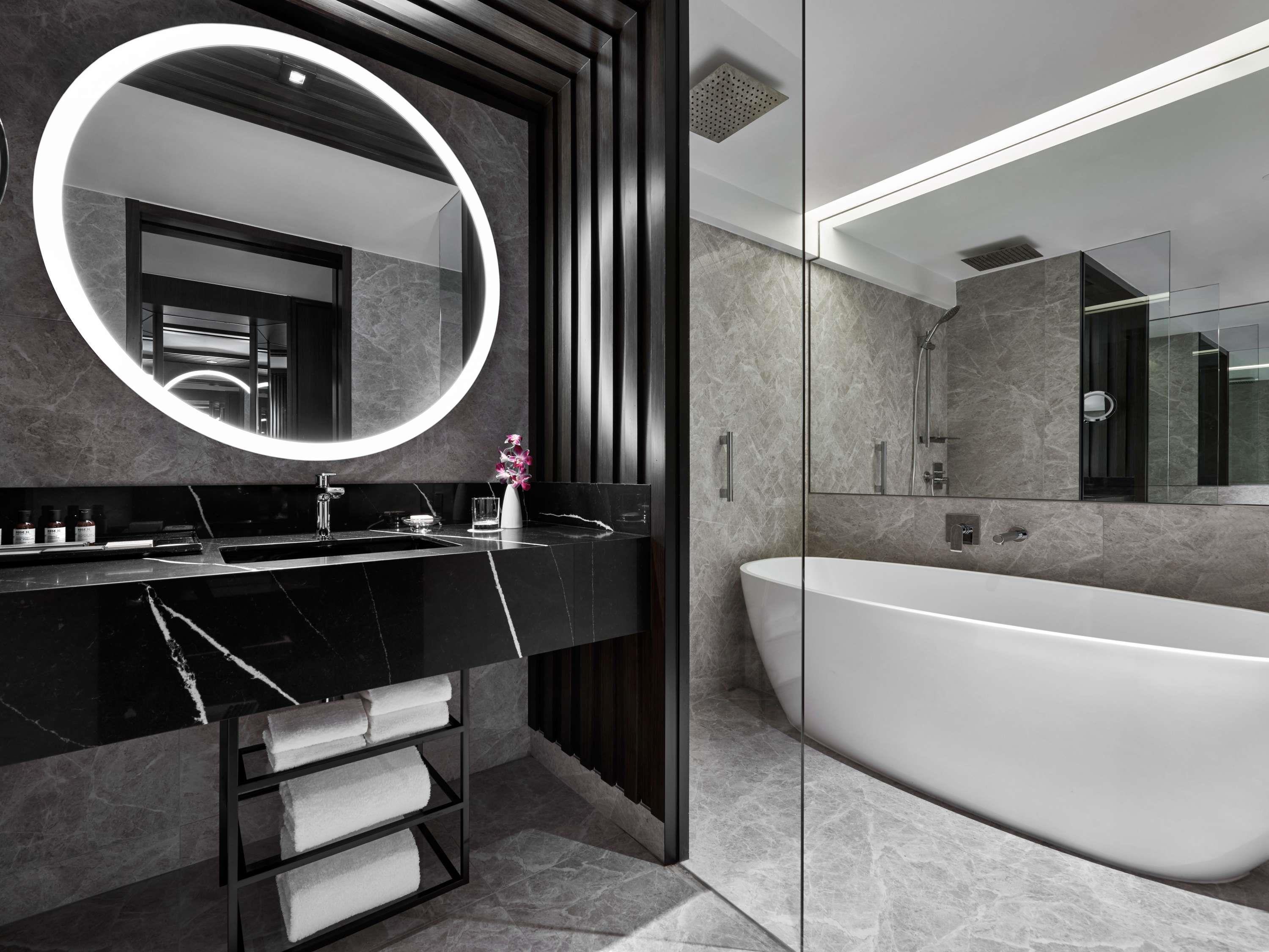 Fairmont Singapore Room Type - Deluxe, 2 Doubles with Balcony Fairmont Singapore Room Type - Deluxe, 2 Doubles with Balcony