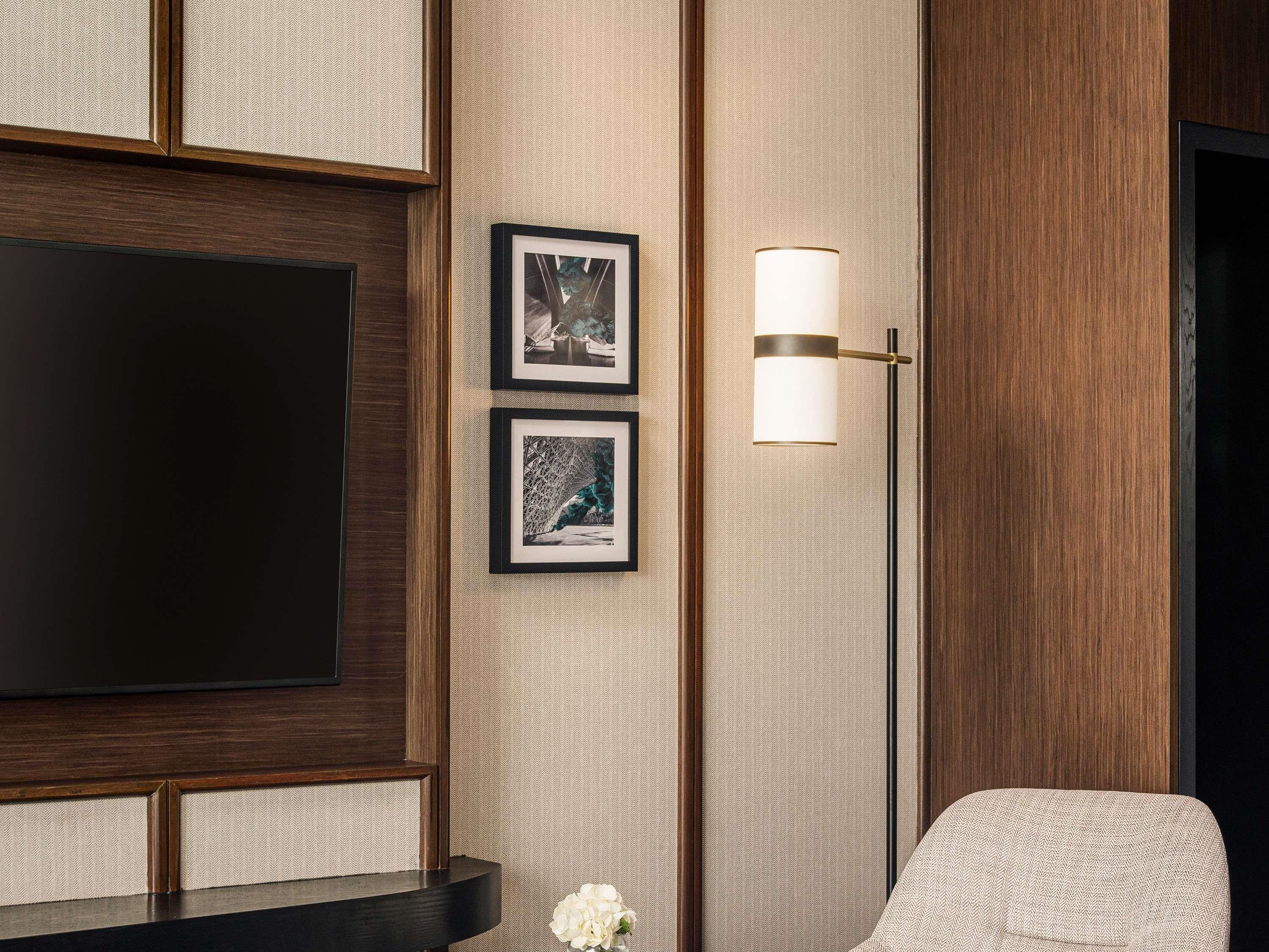 Fairmont Singapore Room Type - Deluxe, 1 King with Balcony Fairmont Singapore Room Type - Deluxe, 1 King with Balcony