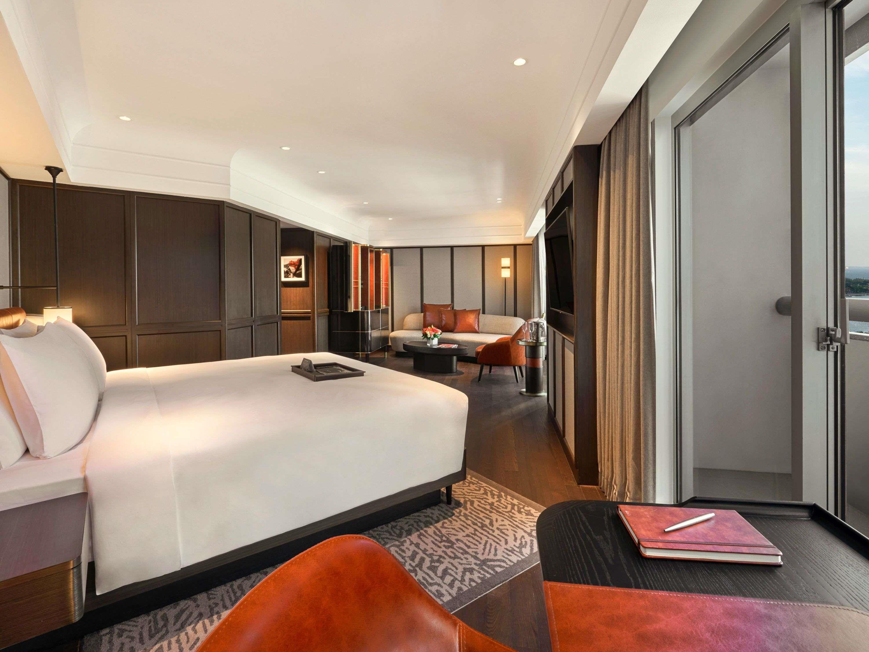 Fairmont Singapore Room Type - Signature Salon Suite, 1 King, Separate Lounge & 2 Balconies Fairmont Singapore Room Type - Signature Salon Suite, 1 King, Separate Lounge & 2 Balconies