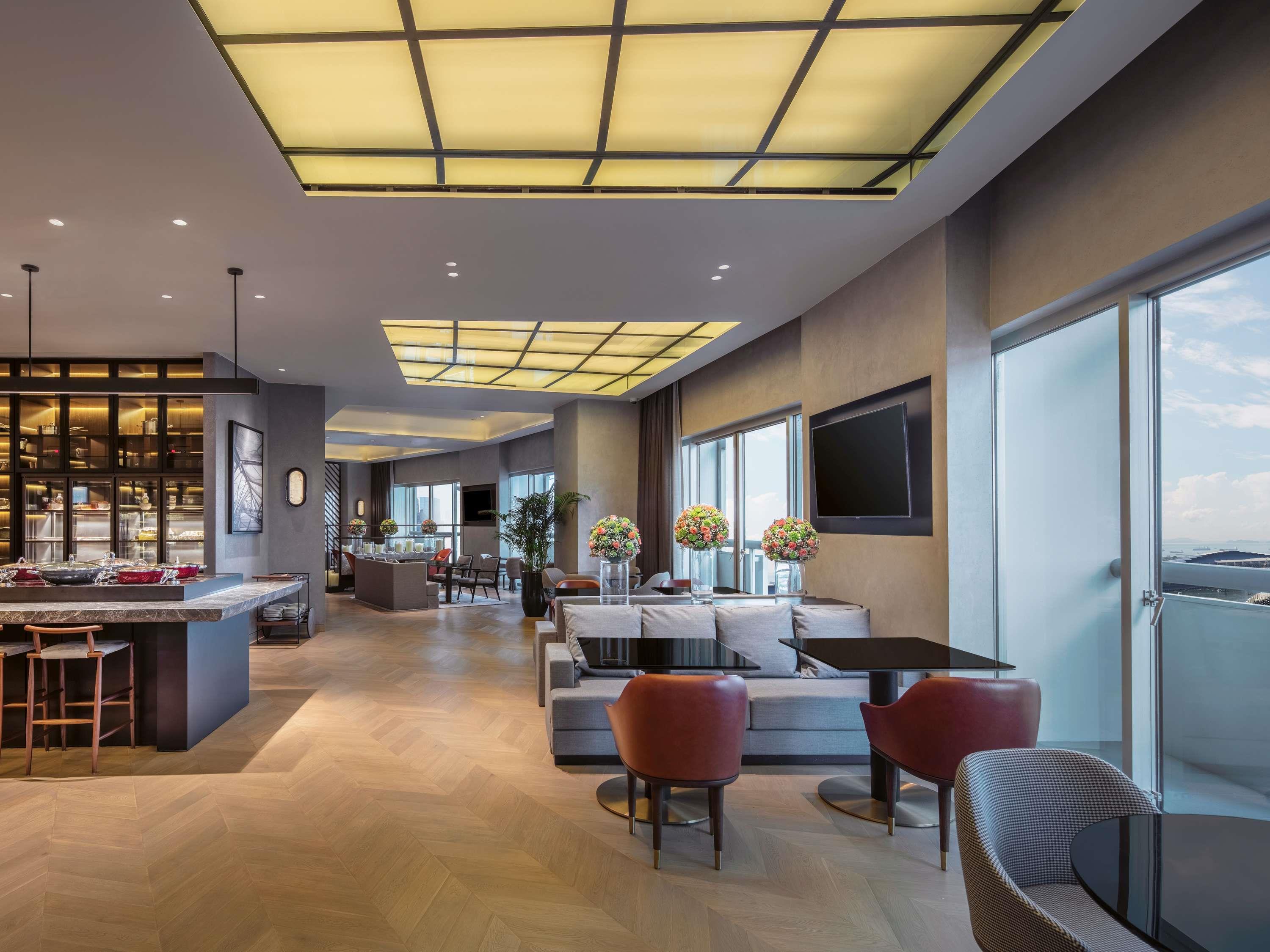 Fairmont Singapore Room Type - Ambassador Suite, 1 King, 2 Balconies & Fairmont Gold Lounge Access