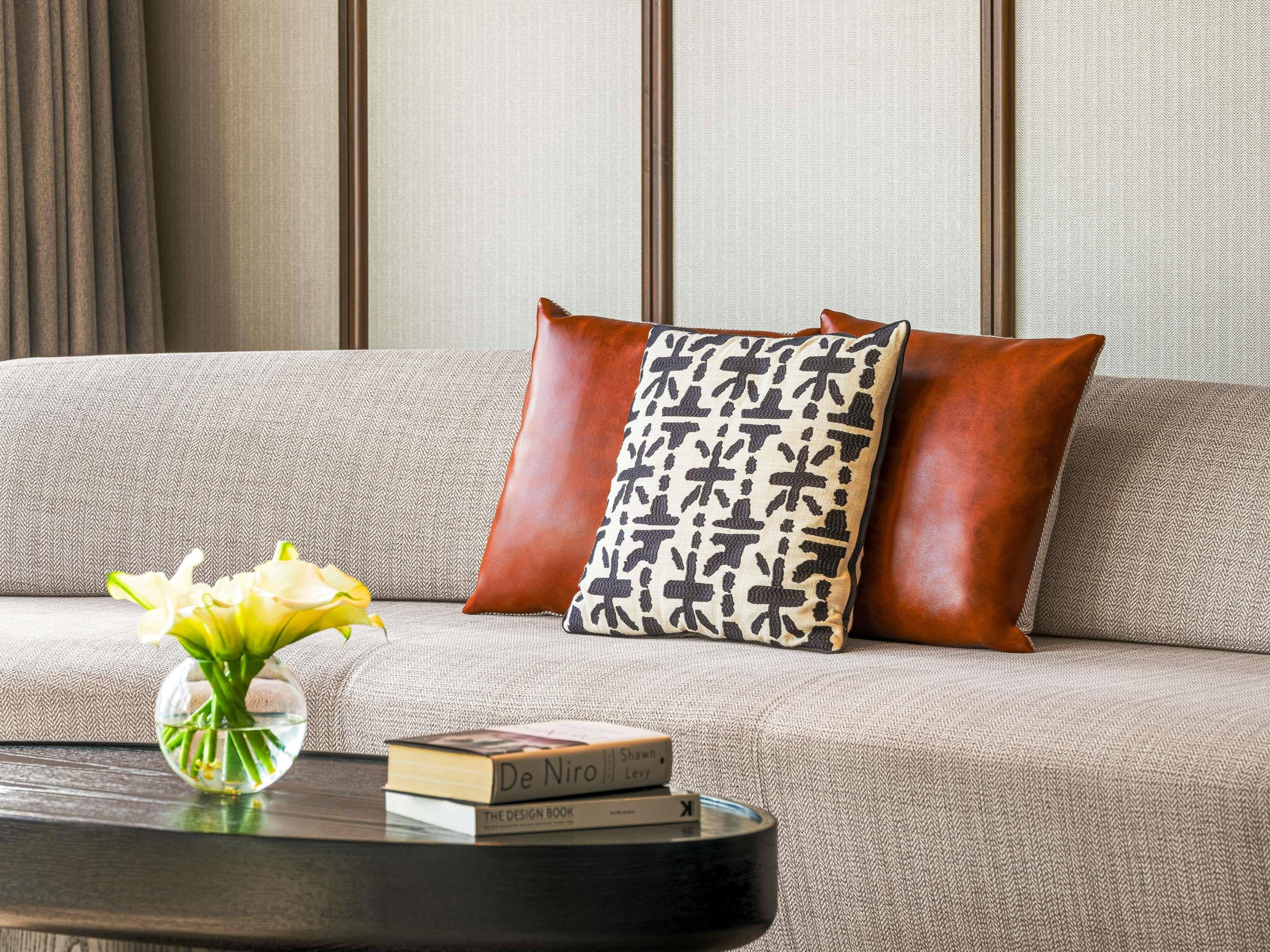 Fairmont Singapore Room Type - Signature Salon Suite, 1 King, Separate Lounge & 2 Balconies Fairmont Singapore Room Type - Signature Salon Suite, 1 King, Separate Lounge & 2 Balconies
