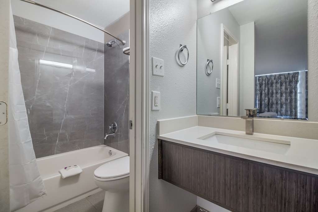 MOTEL 6 GROVES TX-guestroom-Guest Room,Bathroom,On-Site.jpg