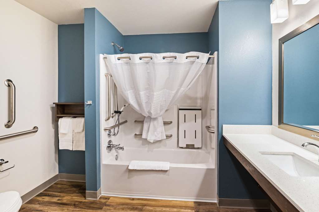 WOODSPRING SUITES DAVENPORT QUAD CI-guestroom-Guest Room,Bathroom,On-Site.jpg
