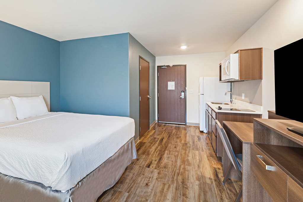 WOODSPRING SUITES DAVENPORT QUAD CI-guestroom-Guest Room,On-Site.jpg