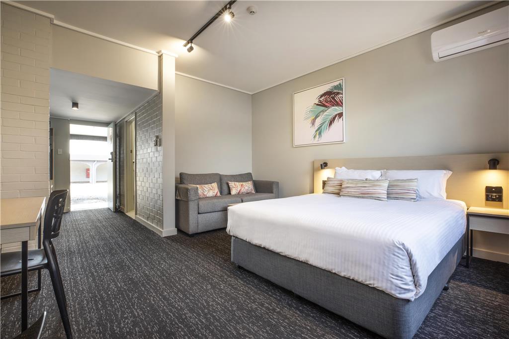 NIGHTCAP AT SPRINGWOOD HOTEL-guestroom-Guest Room,On-Site.jpg