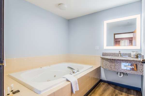 Suite - Red Lion Inn & Suites Des Moines