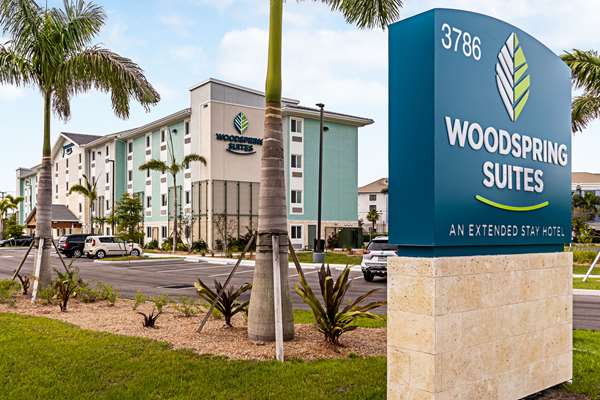 Exterior view - Woodspring Suites Golden Gate Naples - I-75, Exit 101