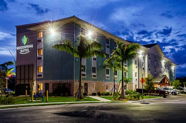 Exterior view - Woodspring Suites Golden Gate Naples - I-75, Exit 101