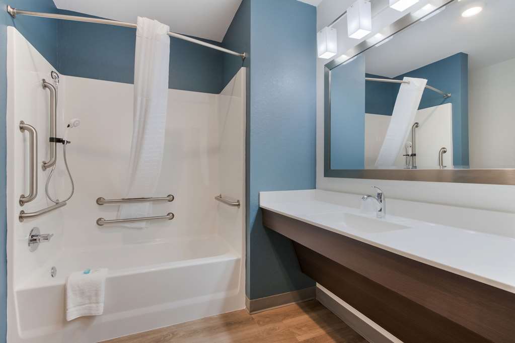 WOODSPRING SUITES TAMARAC-guestroom-Guest Room,Bathroom,On-Site.jpg