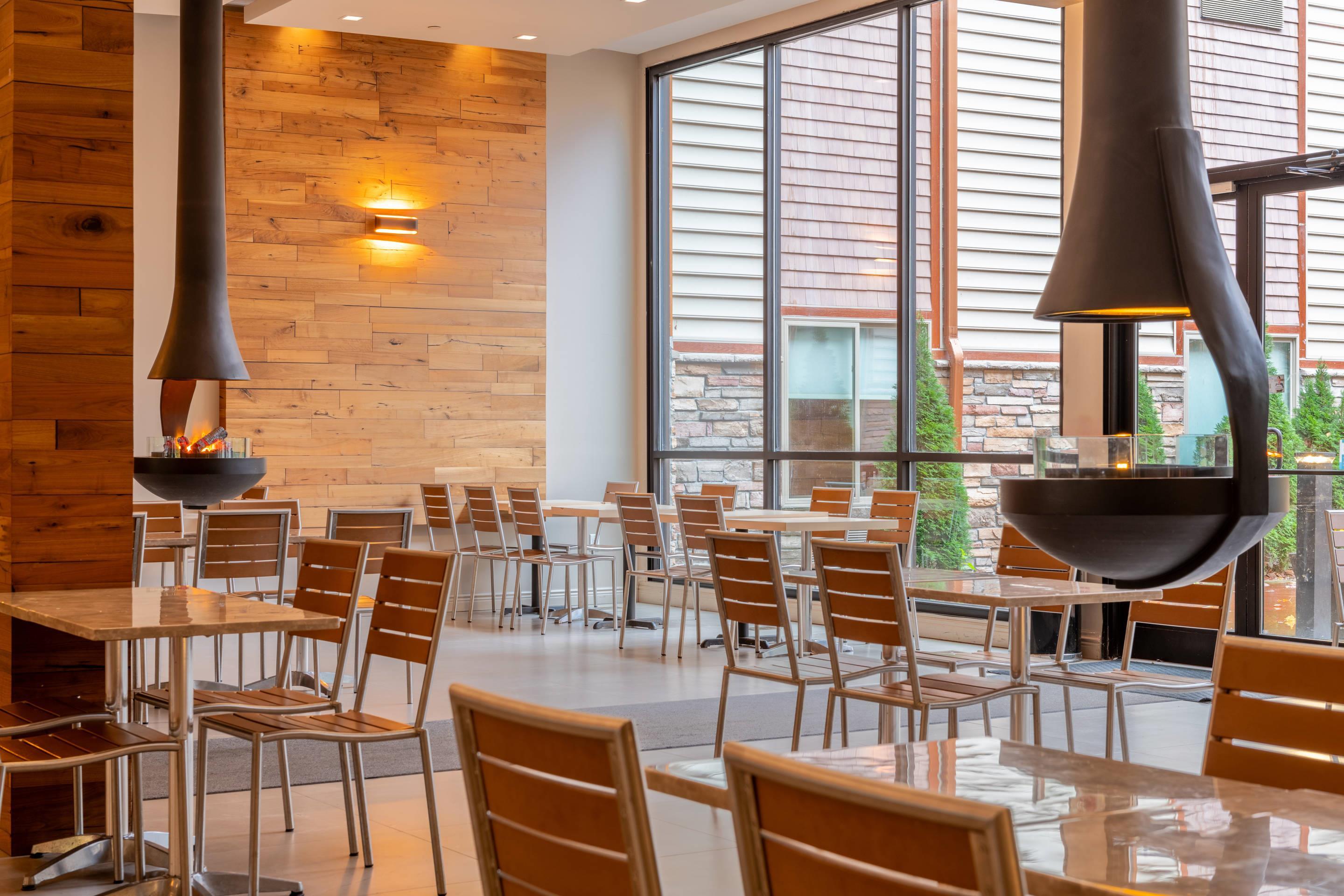 Enjoy breakfast in this seating area | The Chandler at White Mountains, Ascend Hotel Collection