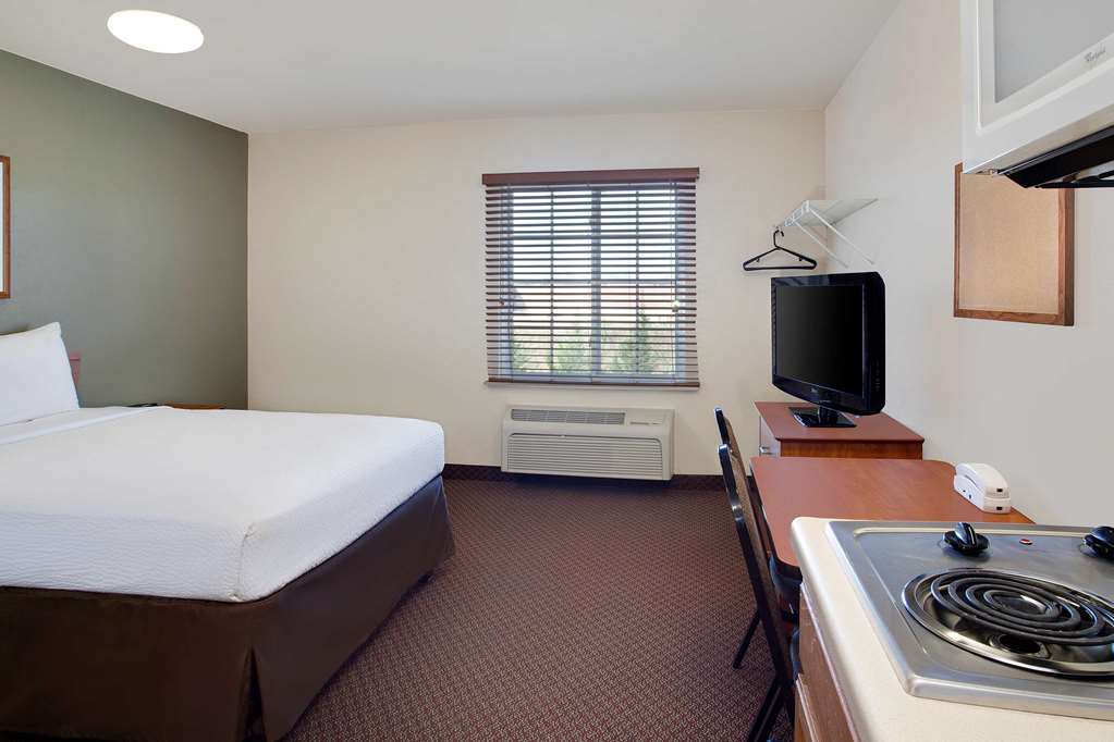 WOODSPRING SUITES RICHMOND COLONIAL-guestroom-Guest Room,On-Site.jpg