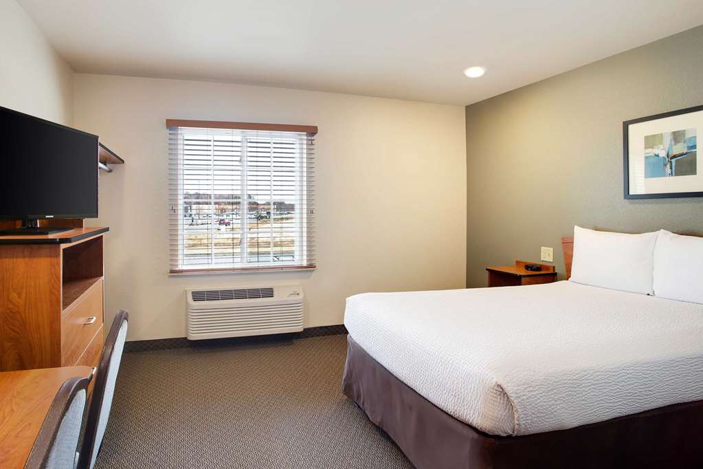 WOODSPRING SUITES CHESAPEAKE-NORFOL-guestroom-Guest Room,On-Site.jpg