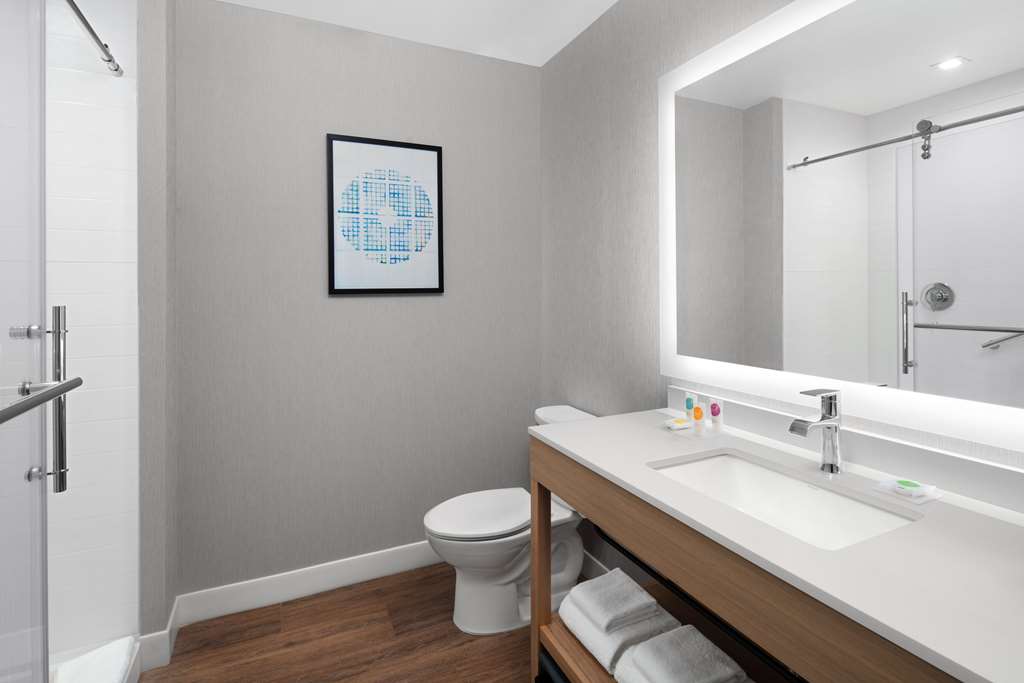 HYATT PLACE ATLANTA/PERIMETER CNTR-guestroom-Guest Room,Bathroom,On-Site.jpg