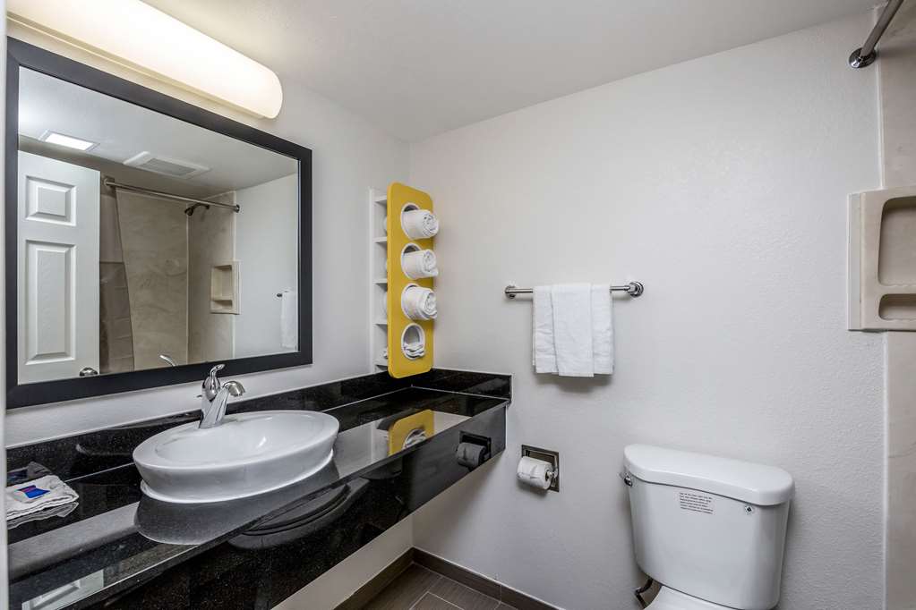 MOTEL 6 PEORIA, IL-guestroom-Guest Room,Bathroom,On-Site.jpg