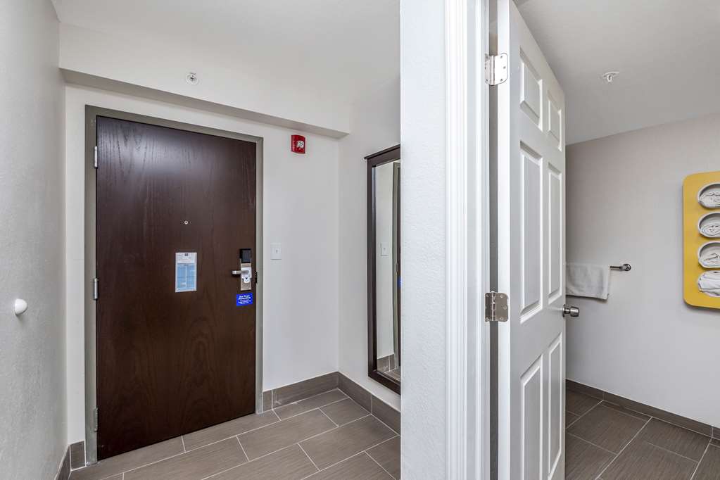 MOTEL 6 PEORIA, IL-guestroom-Guest Room,On-Site.jpg