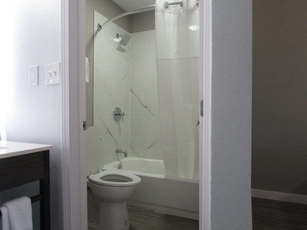 MOTEL 6 BROOKHAVEN, MS-guestroom-Guest Room,Bathroom,On-Site.jpg