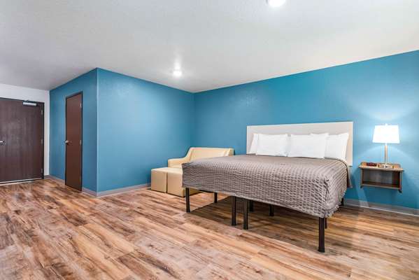  - WoodSpring Suites Davenport