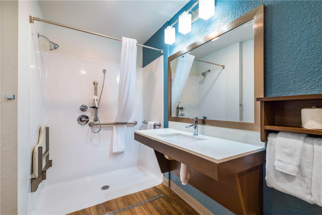 WOODSPRING SUITES DAVENPORT FL-guestroom-Guest Room,Bathroom,On-Site.jpg