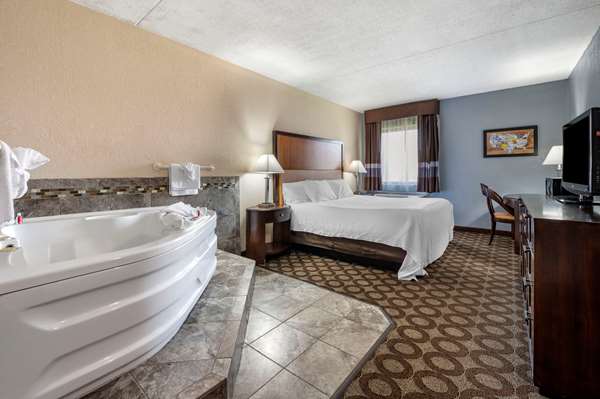 Suite - Econo Lodge Inn & Suites Lafayette - I-65, Exit 172