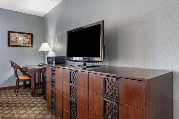 Suite - Econo Lodge Inn & Suites Lafayette - I-65, Exit 172