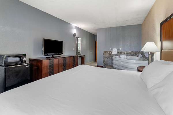 Suite - Econo Lodge Inn & Suites Lafayette - I-65, Exit 172