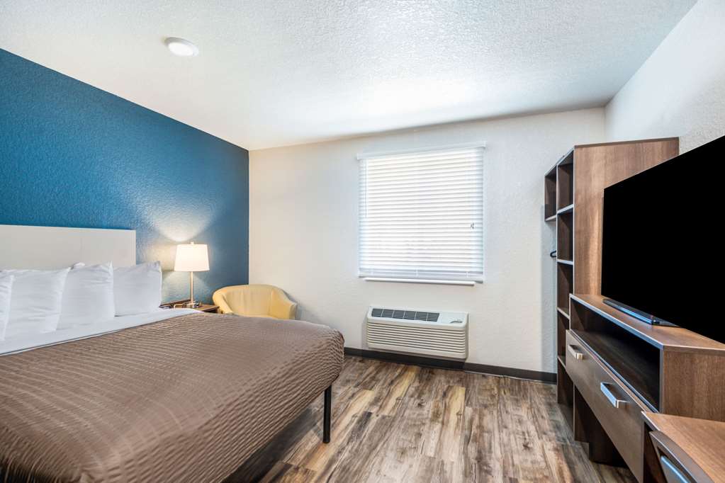 WOODSPRING SUITES BRADENTON-guestroom-Guest Room,On-Site.jpg