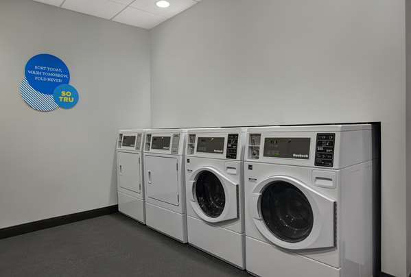  - Tru by Hilton Hotel Downtown Milwaukee - I-794, Exit 1E