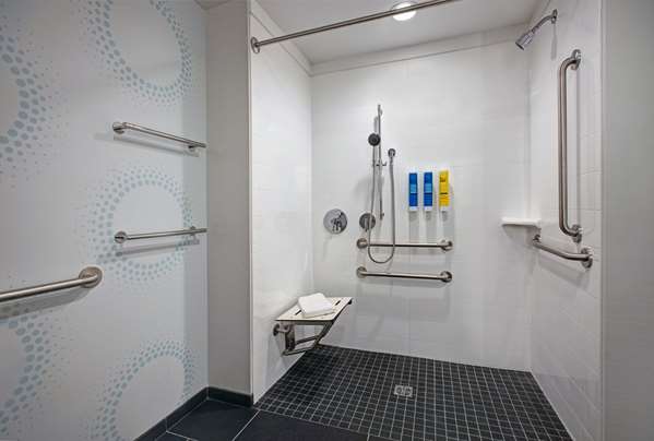  - Tru by Hilton Hotel Downtown Milwaukee - I-794, Exit 1E