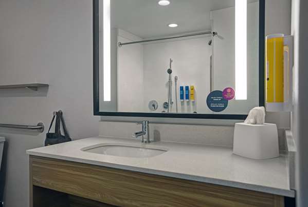  - Tru by Hilton Hotel Downtown Milwaukee - I-794, Exit 1E